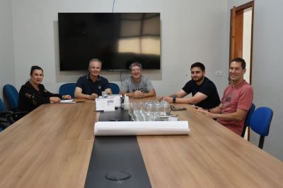 REUNIÃO ENTRE REPRESENTANTES DO DETRAN-MS E MEMBROS DO DEPARTAMENTO MUNICIPAL DE TRÂNSITO DE IGUATEMI-DEMTRAT TRATOU SOBRE SINALIZAÇÃO VIÁRIA.