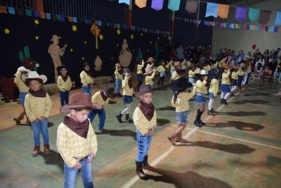 FESTA JULINA DA EDUCAÇÃO INFANTIL MUNICIPAL REÚNE PAIS E FAMILIARES DOS ALUNOS EM NOITE DE BELAS APRESENTAÇÕES.