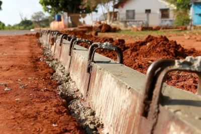 RUAS DO BAIRRO JARDIM DOS EUCALIPTOS ESTÃO RECEBENDO MEIOS-FIOS. 