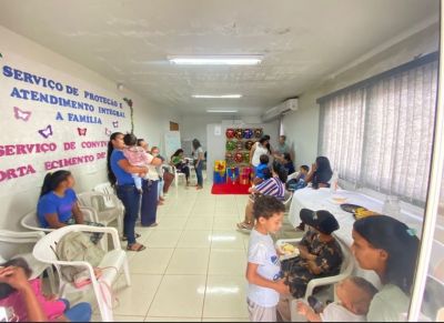 SECRETARIA DE ASSISTÊNCIA SOCIAL PROMOVE OFICINA PARA CONFECÇÃO DE GUIRLANDAS, COM MÃES PARTICIPANTES DO PROGRAMA CRIANÇA FELIZ.