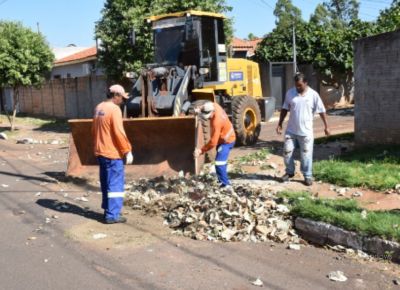 SECRETARIA DE OBRAS DA INICIO A LIMPEZA DOS BAIRROS COM COLETAS DE GALHOS E ENTULHOS. 