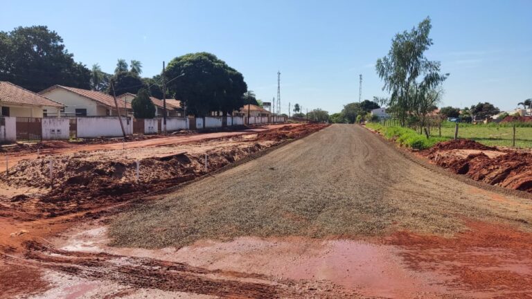 RUA OCÍDIO DA COSTA ESTÁ RECEBENDO CAMADA DE PEDRA BRITA.