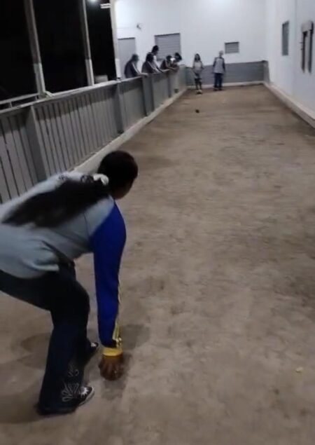 ALUNOS DA EJA DO TANCREDO NEVES VIVENCIARAM EXPERIÊNCIAS COM A MODALIDADE DA BOCHA NA AULA DE EDUCAÇÃO FÍSICA.
