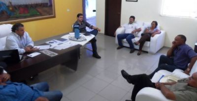 Prefeito recebeu visita de moradores do Assentamento Rancho Loma. Prefeito recebeu visita de moradores do Assentamento Rancho Loma.