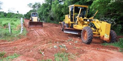 Secretaria de obras realiza manutenção em estradas beneficiando famílias do Assentamento Colorado.