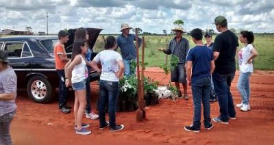 Projeto de “Recuperação de Nascente” reuniu professores, alunos da Escola Ativa e colaboradores. Projeto de “Recuperação de Nascente” reuniu professores, alunos da Escola Ativa e colaboradores.