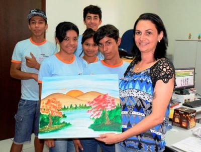 Secretária de Educação Julice Ravagnani, é presenteada por alunos da Escola Tancredo Neves, com tela de pintura feita