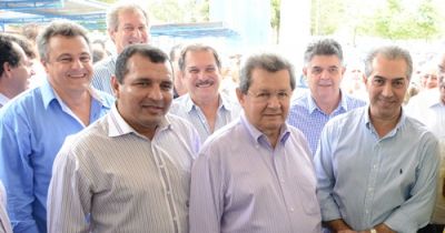 À convite de Zé Roberto, prefeitos de toda região compareceram na inauguração do JBS. À convite de Zé Roberto, prefeitos de toda região compareceram na inauguração do JBS.