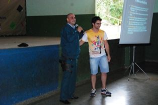 ALUNOS DA ESCOLA ESTADUAL 8 DE MAIO ASSITIRAM PALESTRA SOBRE BULLYING.