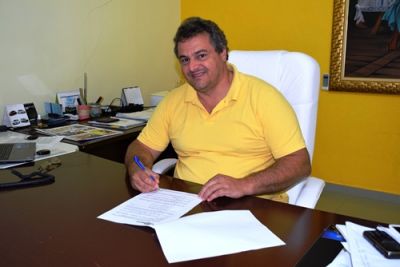 Prefeito Zé Roberto lançou promoção com três motos como prêmio para contribuintes com IPTU em dia. Prefeito Zé Roberto lançou promoção com três motos como prêmio para contribuintes com IPTU em dia.