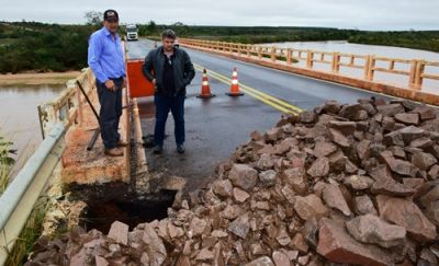 Cratera se forma na cabeceira da ponte sobre o rio Foguí “Hovy” entre Iguatemi e Tacuru. Cratera se forma na cabeceira da ponte sobre o rio Foguí “Hovy” entre Iguatemi e Tacuru.