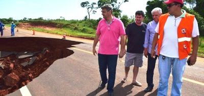 Prefeito, Presidente da Câmara, Defesa Civil e técnicos da AGESUL realizam vistoria em 98km da MS-180.