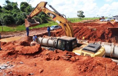 Máquinas de empreiteira já trabalham na recuperação da rodovia MS-180. Máquinas de empreiteira já trabalham na recuperação da rodovia MS-180.