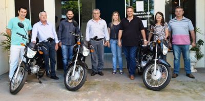 Prefeito Zé Roberto entrega motos aos vencedores da promoção IPTU dá Prêmios.