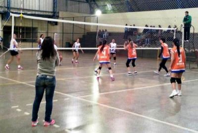 VÔLEI FEMININO DE IGUATEMI PARTICIPA DE COMPETIÇÃO REGIONAL EM AMAMBAI. VÔLEI FEMININO DE IGUATEMI PARTICIPA DE COMPETIÇÃO REGIONAL EM AMAMBAI.