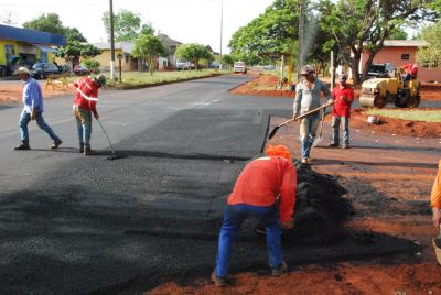 COM RECURSOS PRÓPRIOS, PREFEITURA DE IGUATEMI LEVA ASFALTO PARA 10 RUAS DA VILA OPERÁRIA. COM RECURSOS PRÓPRIOS, PREFEITURA DE IGUATEMI LEVA ASFALTO PARA 10 RUAS DA VILA OPERÁRIA.