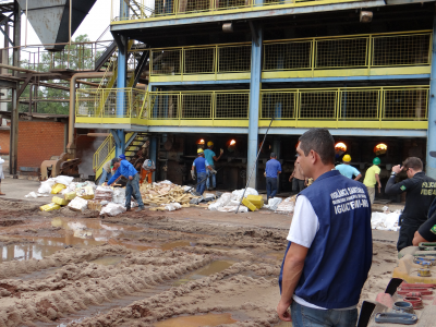 VIGILÂNCIA SANITÁRIA ACOMPANHOU A INCINERAÇÃO DE 5 TONELADAS DE DROGAS COM A POLICIA FEDERAL VIGILÂNCIA SANITÁRIA ACOMPANHOU A INCINERAÇÃO DE 5 TONELADAS DE DROGAS COM A POLICIA FEDERAL