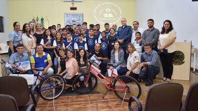 POLÍCIA MILITAR DE IGUATEMI ENTREGA CERTIFICADOS PARA ALUNOS DO PROJETO “BOM DE BOLA BOM NA ESCOLA”. POLÍCIA MILITAR DE IGUATEMI ENTREGA CERTIFICADOS PARA ALUNOS DO PROJETO “BOM DE BOLA BOM NA ESCOLA”.