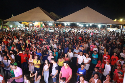 COM GRANDE FESTA, PRAÇA LOTADA E SHOW PIROTÉCNICO, IGUATEMI RECEBEU 2018 COM GRANDE FESTA, PRAÇA LOTADA E SHOW PIROTÉCNICO, IGUATEMI RECEBEU 2018