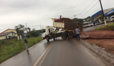 PREFEITURA REALIZOU RECUPERAÇÃO DE EROSÕES DA ENTRADA DA CIDADE PREFEITURA REALIZOU RECUPERAÇÃO DE EROSÕES DA ENTRADA DA CIDADE