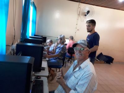 Idosos do Conviver iniciam curso de computação.