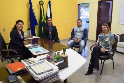 PREFEITA RECEBE NOVO DELEGADO TITULAR DA POLÍCIA CIVIL DE IGUATEMI. PREFEITA RECEBE NOVO DELEGADO TITULAR DA POLÍCIA CIVIL DE IGUATEMI.