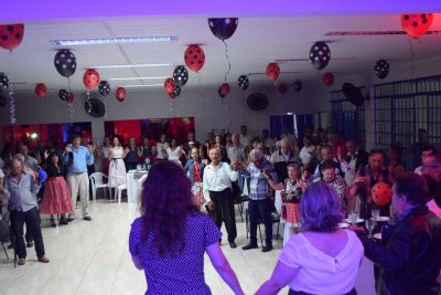 GRUPO DA MELHOR IDADE REVIVE “ANOS 60’ COM MUITO ESTILO E ANIMAÇÃO. GRUPO DA MELHOR IDADE REVIVE “ANOS 60’ COM MUITO ESTILO E ANIMAÇÃO.
