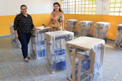 PREFEITURA ADQUIRE NOVAS CARTEIRAS E CADEIRAS PARA AS ESCOLAS MUNICIPAIS. PREFEITURA ADQUIRE NOVAS CARTEIRAS E CADEIRAS PARA AS ESCOLAS MUNICIPAIS.