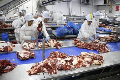 FRIGORÍFICO INICIA JORNADA DE TRABALHO EM DOIS TURNOS COM 50 NOVOS FUNCIONÁRIOS.