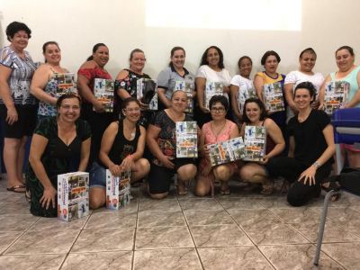 SECRETÁRIA DE EDUCAÇÃO ENTREGA EPI PARA COZINHEIRAS DA REDE MUNICIPAL DE ENSINO. SECRETÁRIA DE EDUCAÇÃO ENTREGA EPI PARA COZINHEIRAS DA REDE MUNICIPAL DE ENSINO.