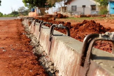 RUAS DO BAIRRO JARDIM DOS EUCALIPTOS ESTÃO RECEBENDO MEIOS-FIOS. RUAS DO BAIRRO JARDIM DOS EUCALIPTOS ESTÃO RECEBENDO MEIOS-FIOS.