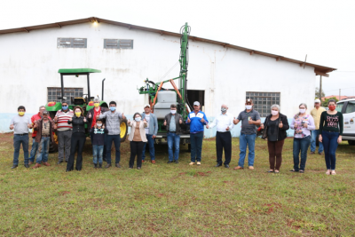 PREFEITURA ENTREGA PULVERIZADOR AGRÍCOLA AOS PRODUTORES RURAIS DO RANCHO LOMA. PREFEITURA ENTREGA PULVERIZADOR AGRÍCOLA AOS PRODUTORES RURAIS DO RANCHO LOMA.