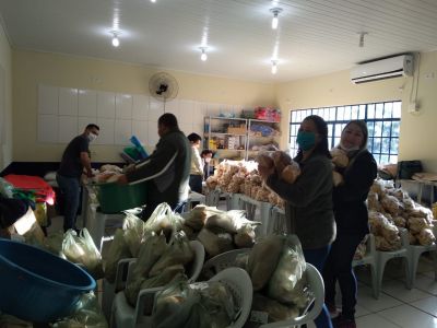 PATRÍCIA DESTACA AGRICULTURA FAMILIAR NA COMPOSIÇÃO DO KIT MERENDA ESCOLAR. PATRÍCIA DESTACA AGRICULTURA FAMILIAR NA COMPOSIÇÃO DO KIT MERENDA ESCOLAR.