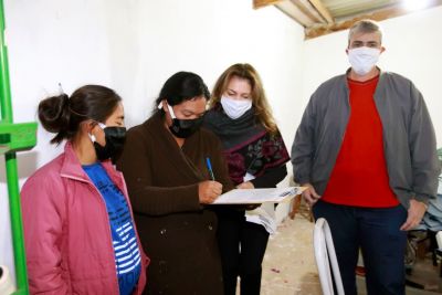 TERMO DE CESSÃO DE MÁQUINAS POSSIBILITARÁ COSTUREIRAS TRABALHAREM EM SUAS CASAS. TERMO DE CESSÃO DE MÁQUINAS POSSIBILITARÁ COSTUREIRAS TRABALHAREM EM SUAS CASAS.