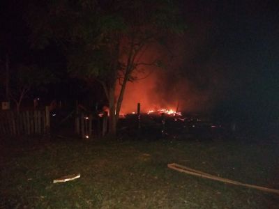 INCÊNDIO DESTRÓI CASA DE MADEIRA NA RUA PODALÍRIO ALBUQUERQUE EM IGUATEMI. INCÊNDIO DESTRÓI CASA DE MADEIRA NA RUA PODALÍRIO ALBUQUERQUE EM IGUATEMI.