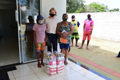 PARTICIPANTES DE PROGRAMA DE RENDA FAMILIAR RECEBEM CESTA DE ALIMENTOS. PARTICIPANTES DE PROGRAMA DE RENDA FAMILIAR RECEBEM CESTA DE ALIMENTOS.