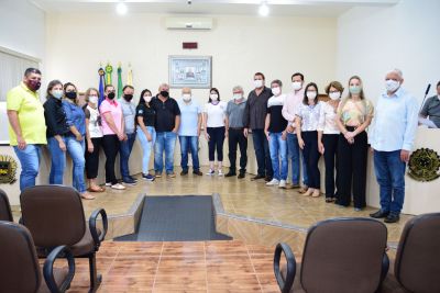 PREFEITO DRº LÍDIO ASSINA 1,1 MILHÃO EM APOIO ÁS ENTIDADES. PREFEITO DRº LÍDIO ASSINA 1,1 MILHÃO EM APOIO ÁS ENTIDADES.