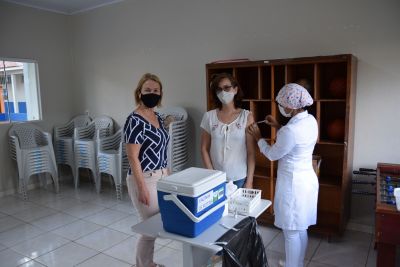 Idosos acima de 60 anos receberam primeira dose da vacina contra a Covid. Idosos acima de 60 anos receberam primeira dose da vacina contra a Covid.