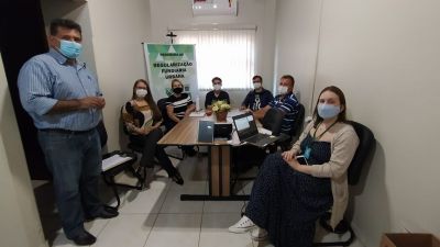 Membros da habitação se reúnem com Agehab para regularização de imóveis.