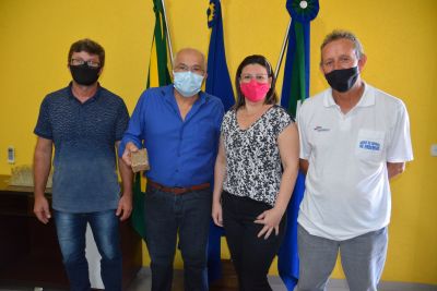 DR. LÍDIO RECEBEU APICULTORES DE IGUATEMI QUE PEDIRAM APOIO NA REATIVAÇÃO DA “CASA DO MEL”. DR. LÍDIO RECEBEU APICULTORES DE IGUATEMI QUE PEDIRAM APOIO NA REATIVAÇÃO DA “CASA DO MEL”.