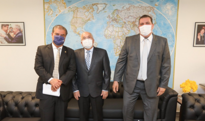 DR. LÍDIO CONQUISTA 1,4 MILHÕES PARA ASFALTO NA VILA OPERÁRIA COM O SENADOR NELSINHO TRAD. PREFEITO E PRESIDENTE DA CÂMARA ESTIVERAM EM BRASÍLIA EM BUSCA DE INVESTIMENTOS PARA IGUATEMI.