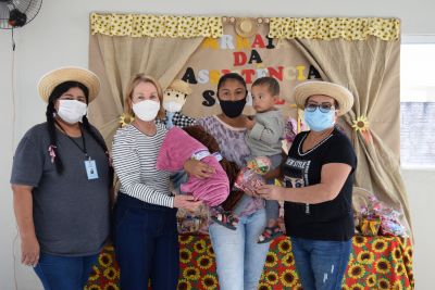 FAMÍLIAS ATENDIDAS PELO PROGRAMA “CRIANÇA FELIZ” RECEBERAM COBERTORES E BRINDES RELATIVOS ÀS FESTAS JUNINAS. FAMÍLIAS ATENDIDAS PELO PROGRAMA “CRIANÇA FELIZ” RECEBERAM COBERTORES E BRINDES RELATIVOS ÀS FESTAS JUNINAS.
