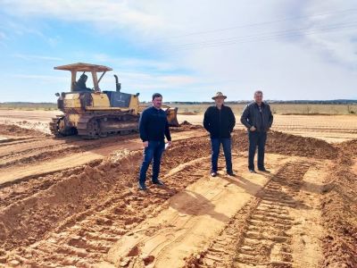 PREFEITO, VICE E SECRETÁRIO DE OBRAS VISTORIAM TRABALHOS NAS ESTRADAS RURAIS DE IGUATEMI. PREFEITO, VICE E SECRETÁRIO DE OBRAS VISTORIAM TRABALHOS NAS ESTRADAS RURAIS DE IGUATEMI.