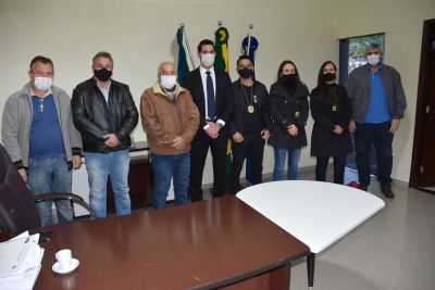 DELEGADO DA POLÍCIA DE IGUATEMI APRESENTA OS NOVOS POLICIAIS CIVIS AO PREFEITO DR. LÍDIO. DELEGADO DA POLÍCIA DE IGUATEMI APRESENTA OS NOVOS POLICIAIS CIVIS AO PREFEITO DR. LÍDIO.