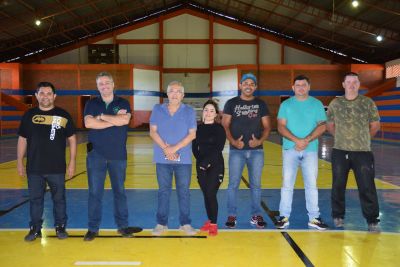 PREFEITO E VICE VISITARAM CENTRO POLIESPORTIVO PARA CONFERIR A NOVA PINTURA DA QUADRA. PREFEITO E VICE VISITARAM CENTRO POLIESPORTIVO PARA CONFERIR A NOVA PINTURA DA QUADRA.