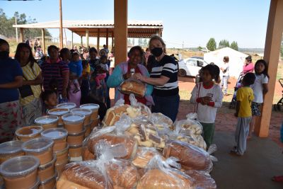 FAMÍLIAS DA COMUNIDADE “PIELYTO KUÊ” RECEBERAM PRODUTOS ALIMENTÍCIOS E ROUPAS DA SECRETARIA DE ASSISTÊNCIA SOCIAL. FAMÍLIAS DA COMUNIDADE “PIELYTO KUÊ” RECEBERAM PRODUTOS ALIMENTÍCIOS E ROUPAS DA SECRETARIA DE ASSISTÊNCIA SOCIAL.