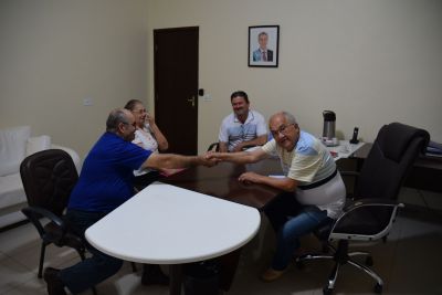 DR. LÍDIO RECEBE SR. DAVI, SERVIDOR APOSENTADO E AGRADECEU OS SERVIÇOS PRESTADOS. DR. LÍDIO RECEBE SR. DAVI, SERVIDOR APOSENTADO E AGRADECEU OS SERVIÇOS PRESTADOS.