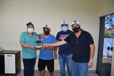 DIRETOR DE ESPORTES ENTREGA TROFÉU DE PARTICIPAÇÃO NA COPA ASSOMASUL, AO DR. LÍDIO. DIRETOR DE ESPORTES ENTREGA TROFÉU DE PARTICIPAÇÃO NA COPA ASSOMASUL, AO DR. LÍDIO.