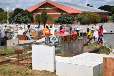 PREFEITURA REALIZA MUTIRÃO DE LIMPEZA NO CEMITÉRIO MUNICIPAL. PREFEITURA REALIZA MUTIRÃO DE LIMPEZA NO CEMITÉRIO MUNICIPAL.