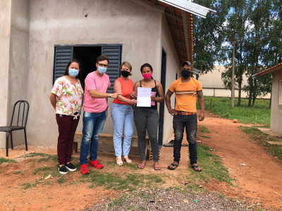SECRETÁRIA CECÍLIA E DIRETOR MAYCON ENTREGAM HABITE-SE PARA CONTEMPLADA DO “LOTE URBANIZADO”. SECRETÁRIA CECÍLIA E DIRETOR MAYCON ENTREGAM HABITE-SE PARA CONTEMPLADA DO “LOTE URBANIZADO”.